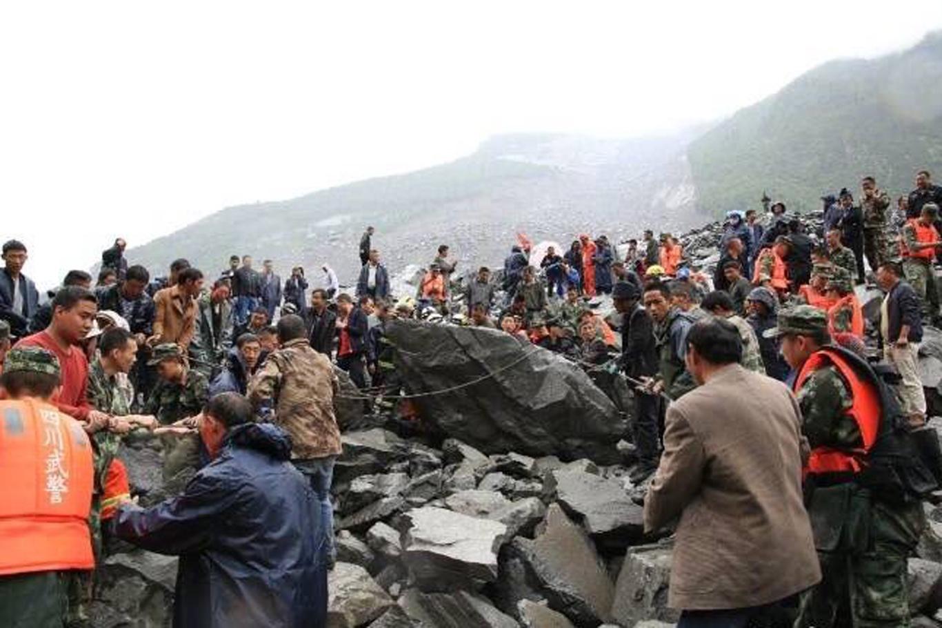 Çin'de bir köy heyelan altında kaldı Çin'de bir köy heyelan altında kaldı